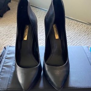 EUC BCBGeneration Black Pump and Gold Zipper Backs
